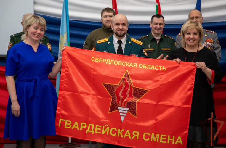 На Урале росгвардейцы поздравили школьников со вступлением в «Гвардейскую смену»