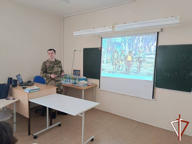 На Среднем Урале росгвардеец провел для старшеклассников урок мужества