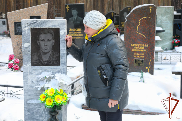 В Екатеринбурге бойцы ОМОН Росгвардии почтили память погибших товарищей