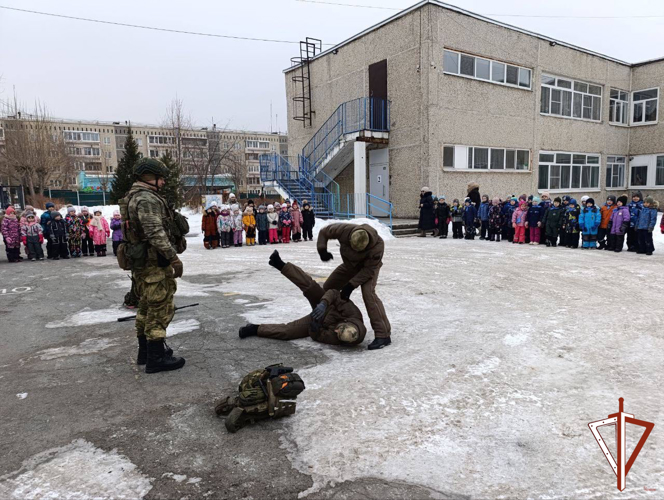 Росгвардейцы в Екатеринбурге проводят патриотические мероприятия с подшефной молодежью