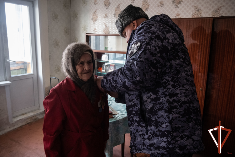 Сотрудники территориального управления Росгвардии на Среднем Урале приняли участие во вручении наград ветеранам Великой Отечественной войны