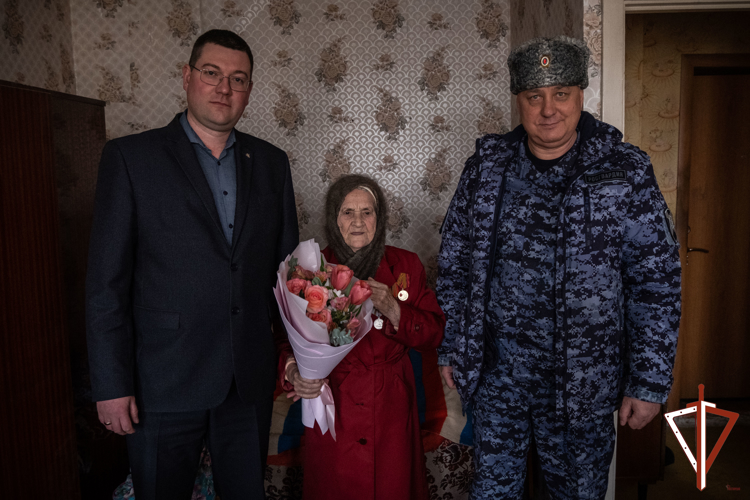 Сотрудники территориального управления Росгвардии на Среднем Урале приняли участие во вручении наград ветеранам Великой Отечественной войны