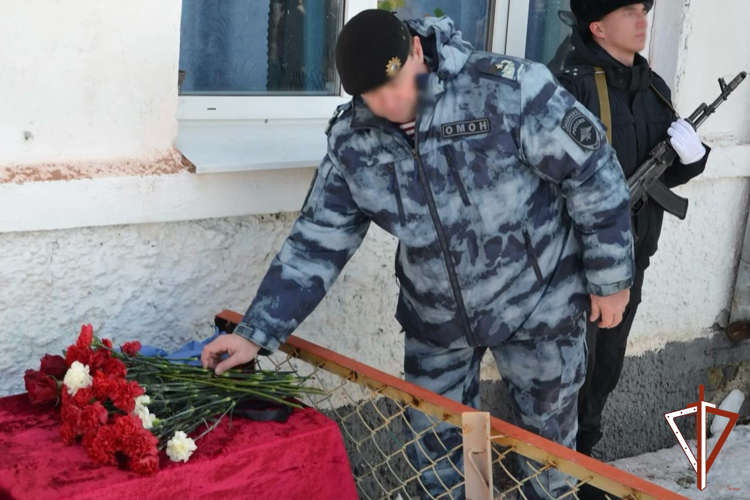 Мемориальную доску погибшему воину правопорядка открыли в Свердловской области