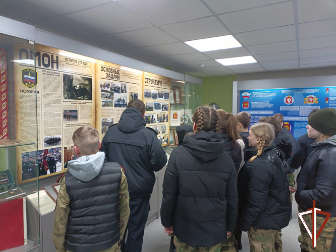 Сотрудники ОМОН «Рассвет» провели экскурсию для школьников в Нижнем Тагиле