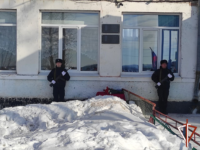 Мемориальную доску погибшему воину правопорядка открыли в Свердловской области