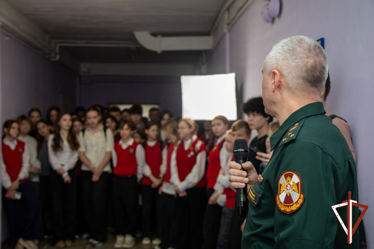 В одной из школ Екатеринбурга открылась фотовыставка Росгвардии, посвященная 80-летию Великой Победы