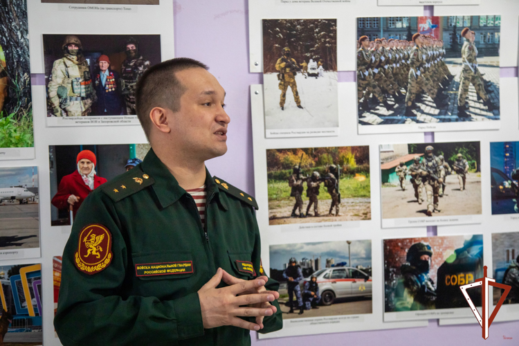В одной из школ Екатеринбурга открылась фотовыставка Росгвардии, посвященная 80-летию Великой Победы
