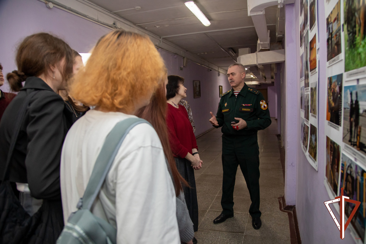 В одной из школ Екатеринбурга открылась фотовыставка Росгвардии, посвященная 80-летию Великой Победы