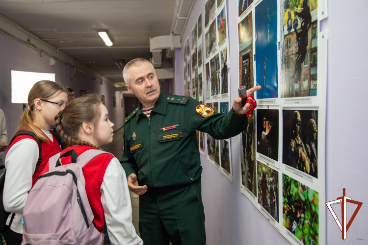 В одной из школ Екатеринбурга открылась фотовыставка Росгвардии, посвященная 80-летию Великой Победы