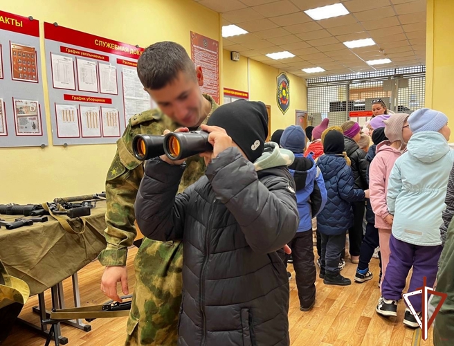 В Екатеринбурге росгвардейцы провели день открытых дверей для школьников 