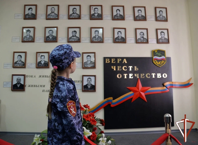 На базу ОМОН приехали юные «росгвардейцы»