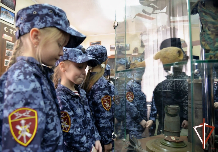 На базу ОМОН приехали юные «росгвардейцы»