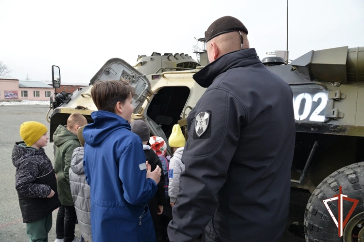 На базу ОМОН приехали юные «росгвардейцы»