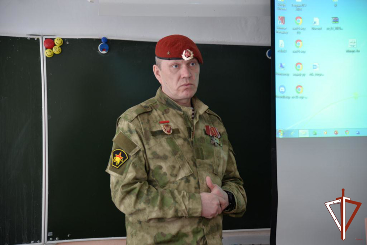 На Среднем Урале состоялось открытие парты Героя в память о бойце спецназа войск правопорядка 
