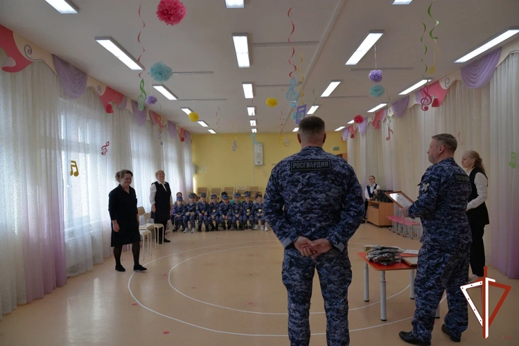 На базу ОМОН приехали юные «росгвардейцы»