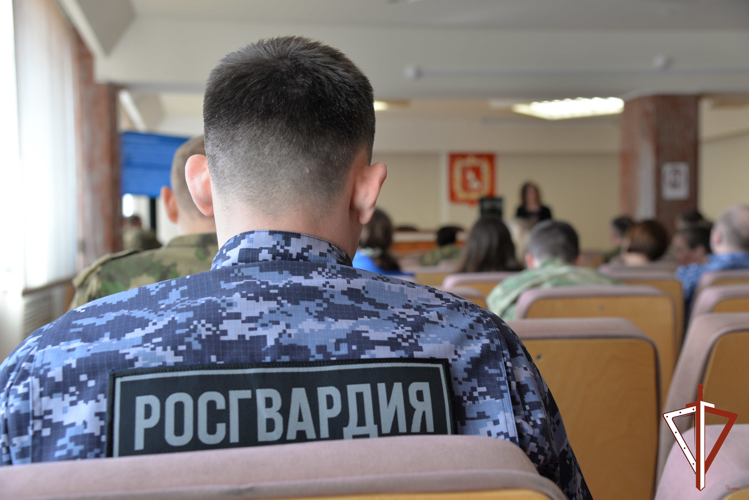 В Росгвардии прошла встреча сотрудников и военнослужащих с экспертом Российского общества «Знание»