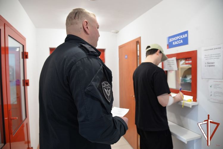 Сотрудники ОМОН «Малахит» Управления Росгвардии по Свердловской области приняли участие во Всероссийской акции «Код донора. Защитники Отечества»