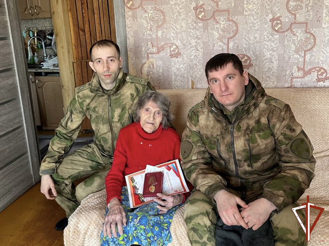 Военнослужащие Росгвардии на Среднем Урале принимают участие во вручении наград ветеранам Великой Отечественной войны