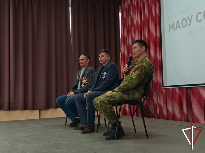 Военнослужащий Росгвардии принял участие в Уроке мужества для  школьников 