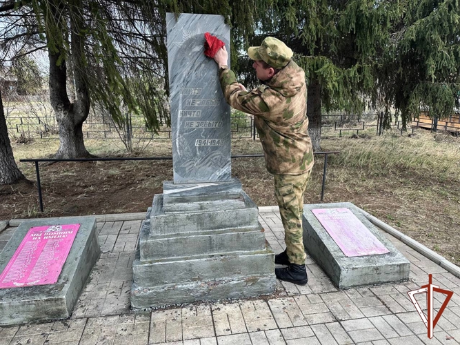 Военнослужащие и сотрудники Росгвардии на Среднем Урале навели порядок на мемориалах участникам Великой Отечественной войны