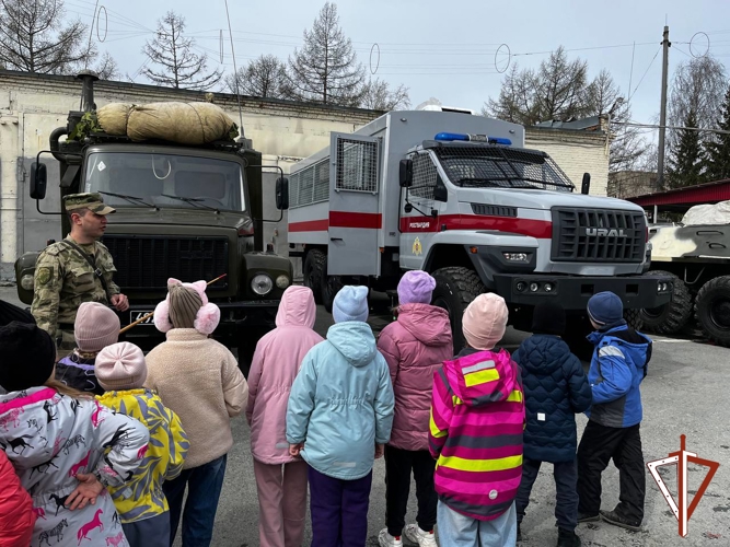 В Екатеринбурге росгвардейцы провели день открытых дверей для школьников 