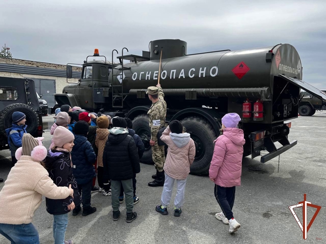 В Екатеринбурге росгвардейцы провели день открытых дверей для школьников 