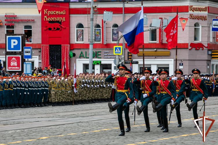 Военнослужащие Росгвардии приняли участие в параде Победы в Екатеринбурге 