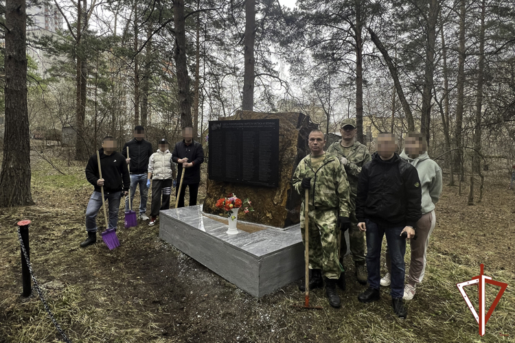 Сотрудники отдела ФСБ России по Уральскому округу и военнослужащие Росгвардии облагородили мемориал бойцам, павшим в годы Великой Отечественной войны