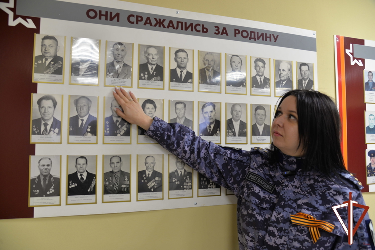 Сотрудница Росгвардии рассказала историю участия своего деда в Параде Победы 1945 года. Теперь славную традицию семьи продолжил правнук деда-фронтовика