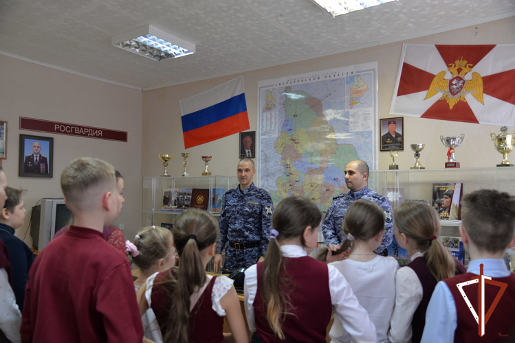 В Екатеринбурге ветераны Росгвардии  проводят для молодежи  патриотические мероприятия к 80-летию Великой Победы