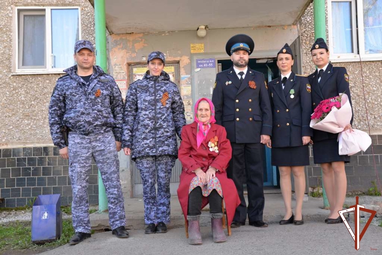 На Среднем Урале росгвардейцы поздравили с Днем Победы ветерана службы – труженицу тыла