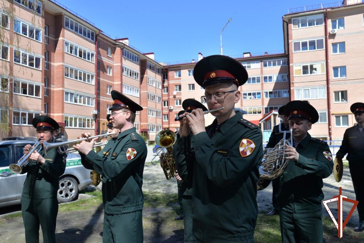 На Среднем Урале росгвардейцы поздравили с Днем Победы ветерана службы – труженицу тыла