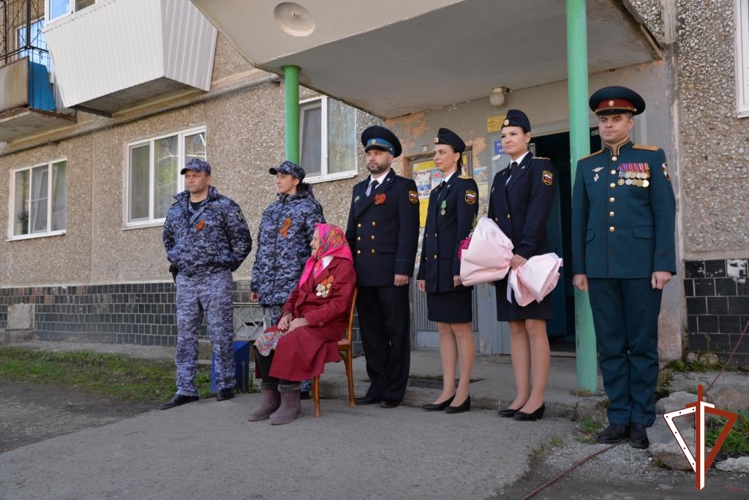 На Среднем Урале росгвардейцы поздравили с Днем Победы ветерана службы – труженицу тыла