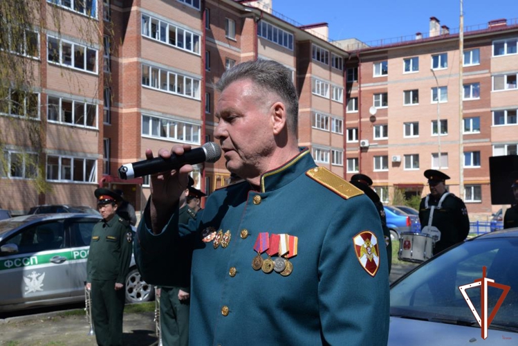 На Среднем Урале росгвардейцы поздравили с Днем Победы ветерана службы – труженицу тыла