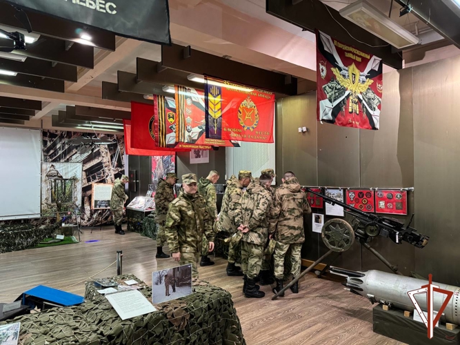 Военнослужащие калиновского соединения посетили выставки в окружном доме офицеров Екатеринбурга