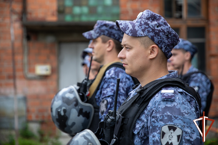 В Свердловской области росгвардейцы провели Урок мужества для школьников  