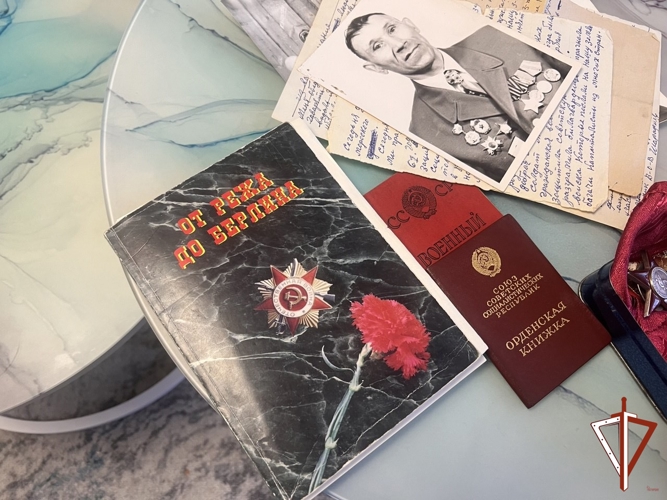Сотрудница Росгвардии рассказала историю участия своего деда в Параде Победы 1945 года. Теперь славную традицию семьи продолжил правнук деда-фронтовика