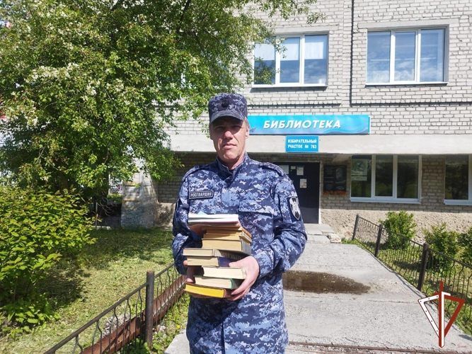 Росгвардейцы на Среднем Урале пополнили фонды городских библиотек