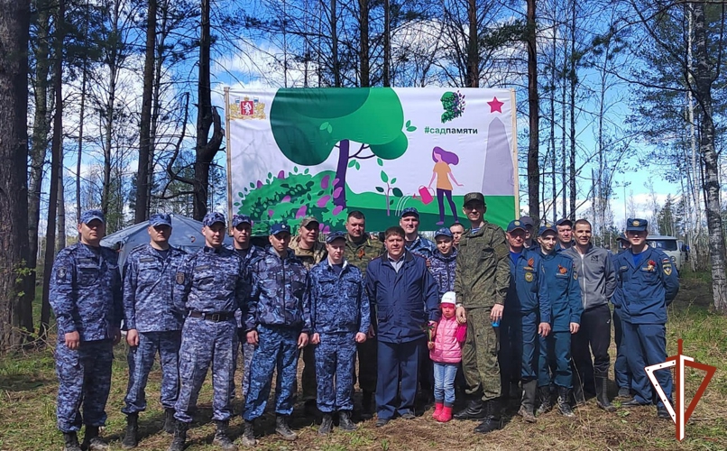 На Среднем Урале росгвардейцы приняли участие в патриотической акции «Сад памяти»
