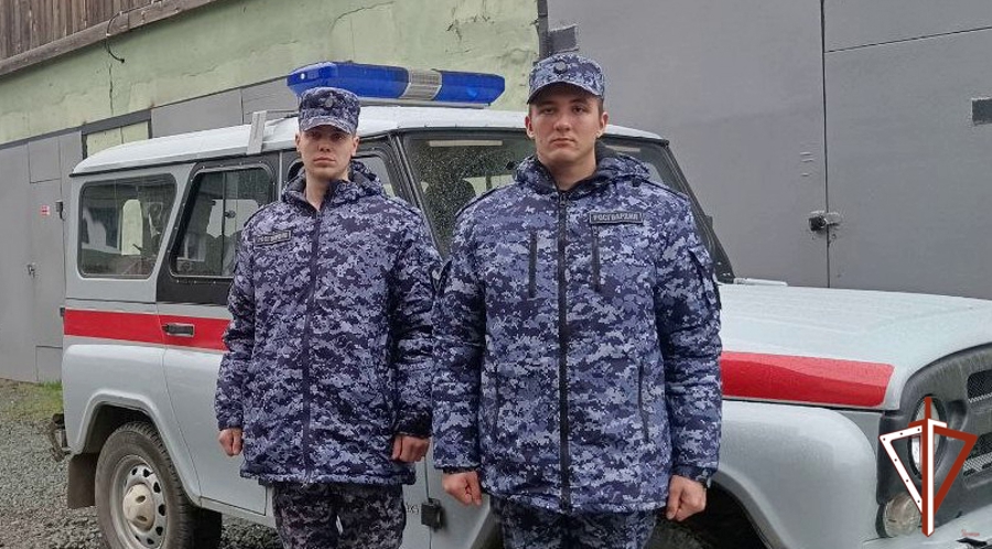 Росгвардейцы в Свердловской области оказали содействие в эвакуации жителей и ликвидации крупного пожара в жилом доме