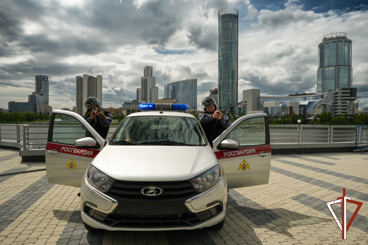 В Екатеринбурге росгвардейцы задержали мужчину, устроившего стрельбу в общественном месте