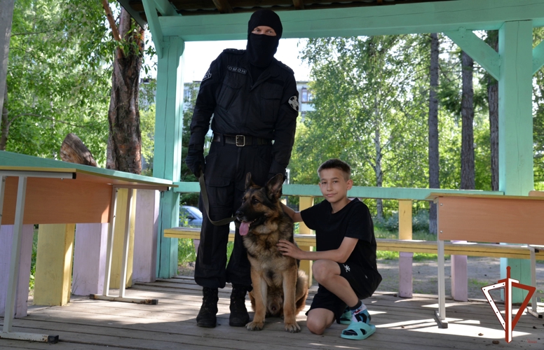 Кинолог ОМОН с минно-разыскной собакой по кличке Оникс приехали в Центр социальной помощи семье и детям «Отрада»