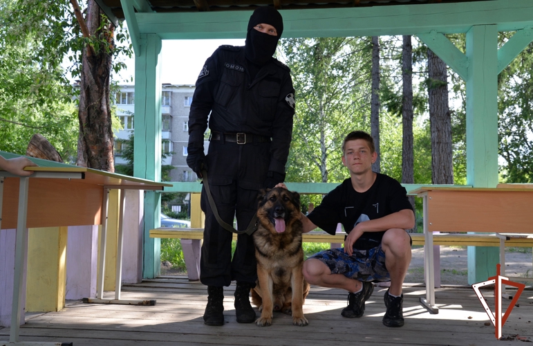 Кинолог ОМОН с минно-разыскной собакой по кличке Оникс приехали в Центр социальной помощи семье и детям «Отрада»