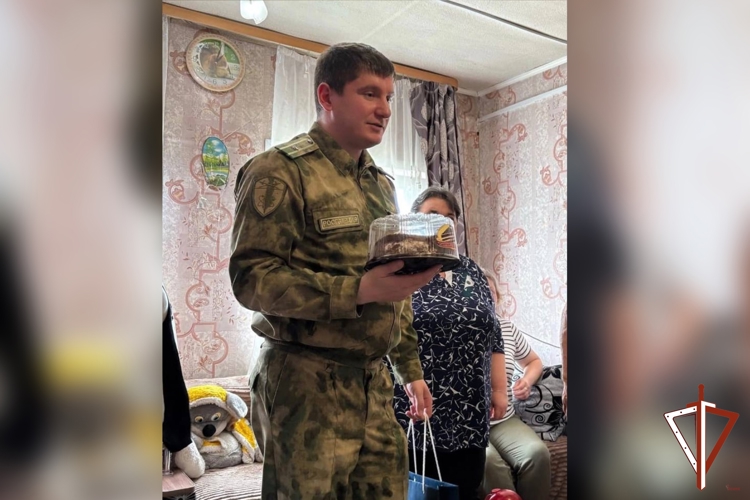 Военнослужащие Росгвардии на Среднем Урале поздравили ветерана с вековым юбилеем