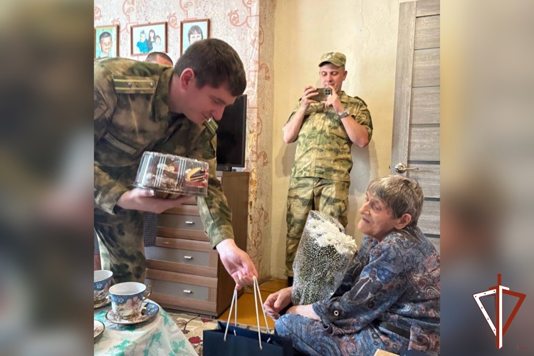Военнослужащие Росгвардии на Среднем Урале поздравили ветерана с вековым юбилеем