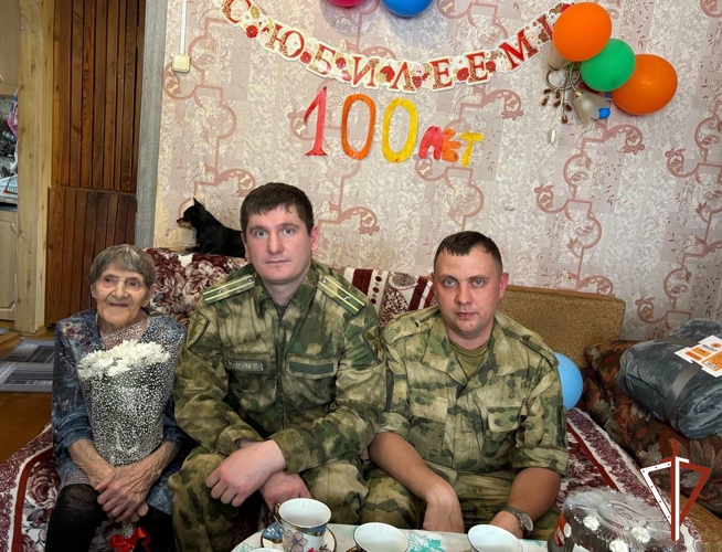Военнослужащие Росгвардии на Среднем Урале поздравили ветерана с вековым юбилеем