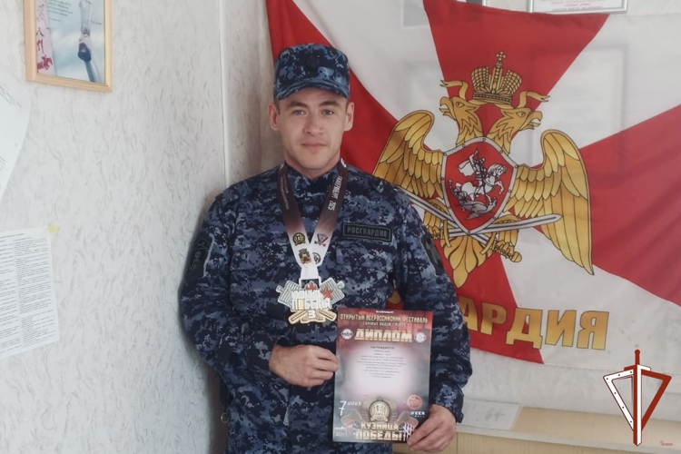 Сотрудник территориального управления Росгвардии на Среднем Урале завоевал золото на Всероссийском Фестивале по пауэрлифтингу