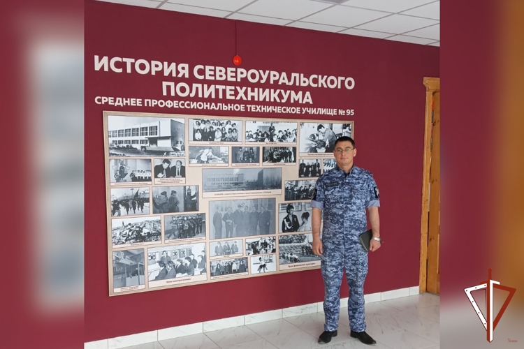Сотрудник Росгвардии на Среднем Урале принял участие в «Карьерном подиуме выпускников»