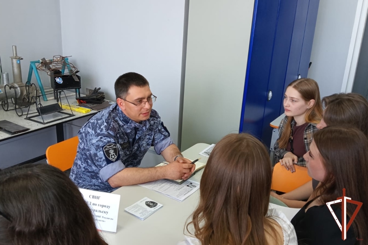 Сотрудник Росгвардии на Среднем Урале принял участие в «Карьерном подиуме выпускников»