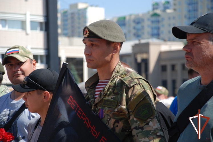 В Екатеринбурге представители Уральского округа Росгвардии приняли участие в торжественном митинге, посвященном Дню ветерана боевых действий 